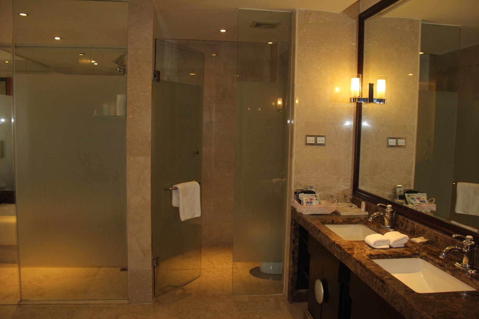 Weifang Ramada Plaza Hotel Exterior photo